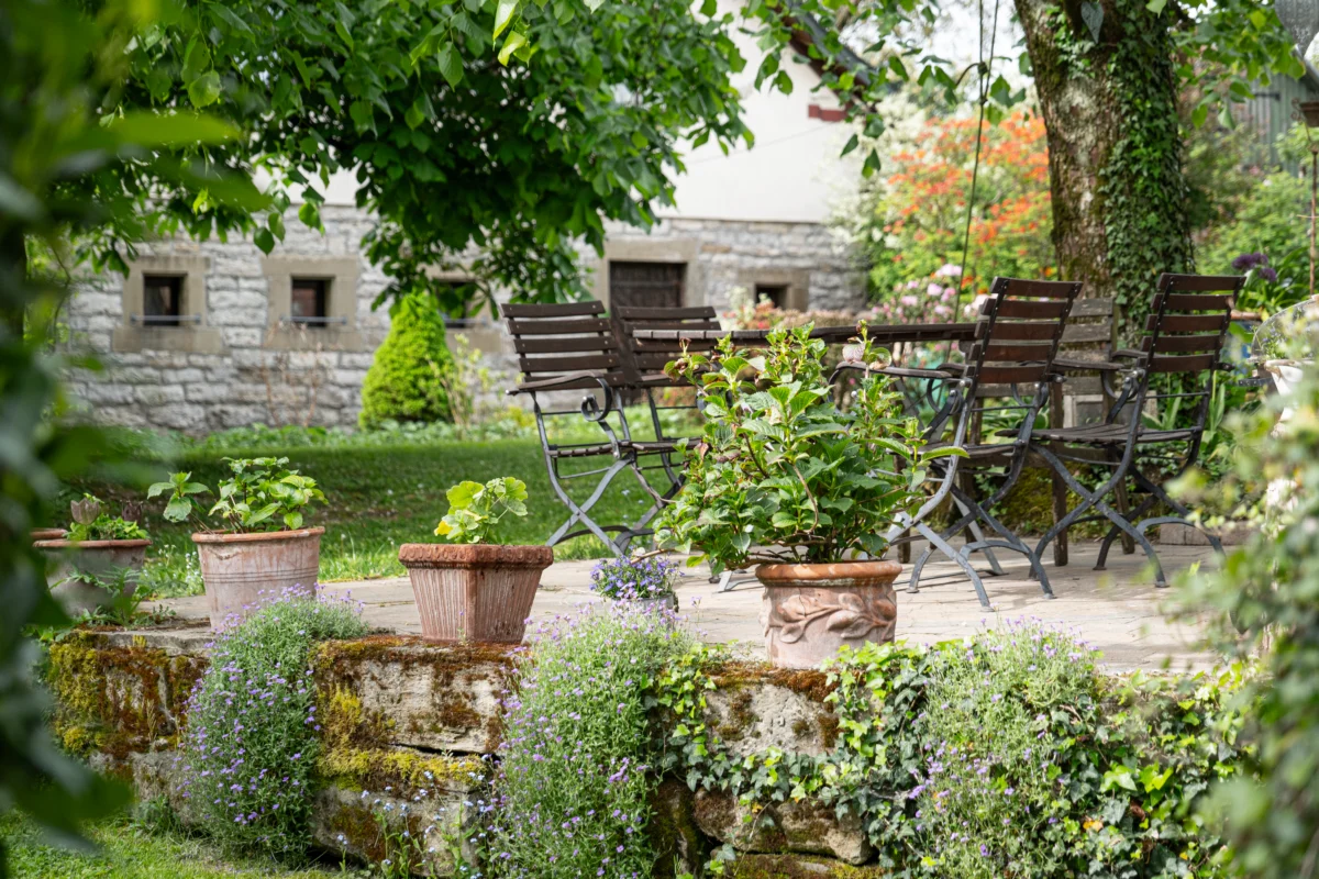 ZERO Architektur Projekte Fankhänel Impressionen Außenbereich Gartenanlage Tische und Strühle im Grünen
