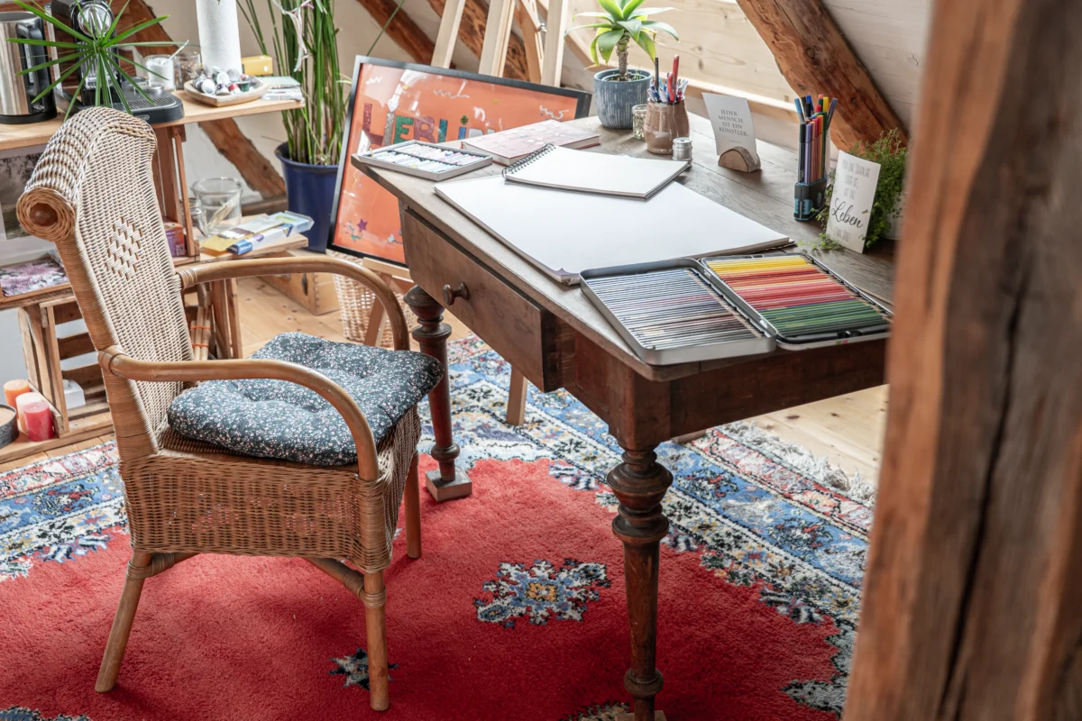 ZERO Architektur Projekte Fankhänel Impressionen Innenansicht Schreibtisch mit verschiedenen Utensilien